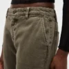 Pantaloni kaki a vita bassa dal taglio ampio e svasato