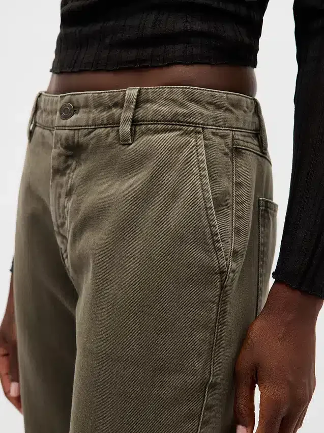 Pantaloni kaki a vita bassa dal taglio ampio e svasato