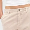 Pantaloni kaki a vita bassa dal taglio ampio e svasato