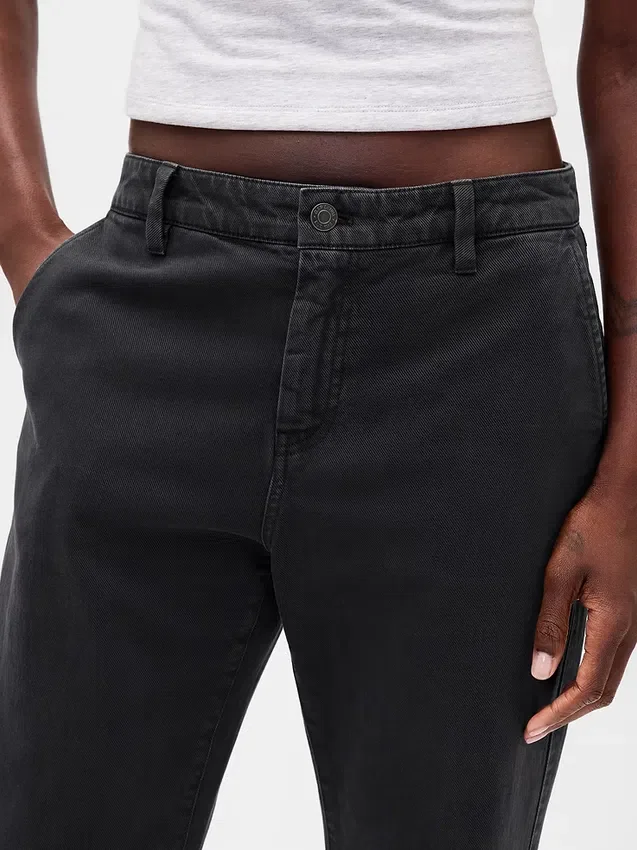Pantaloni kaki a vita bassa dal taglio ampio e svasato