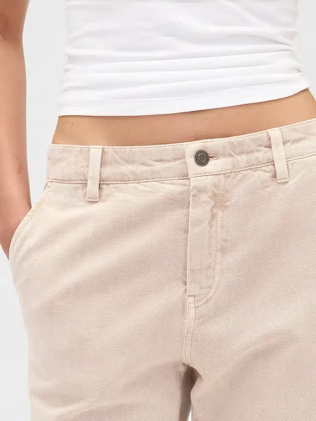 Pantaloni kaki a vita bassa dal taglio ampio e svasato