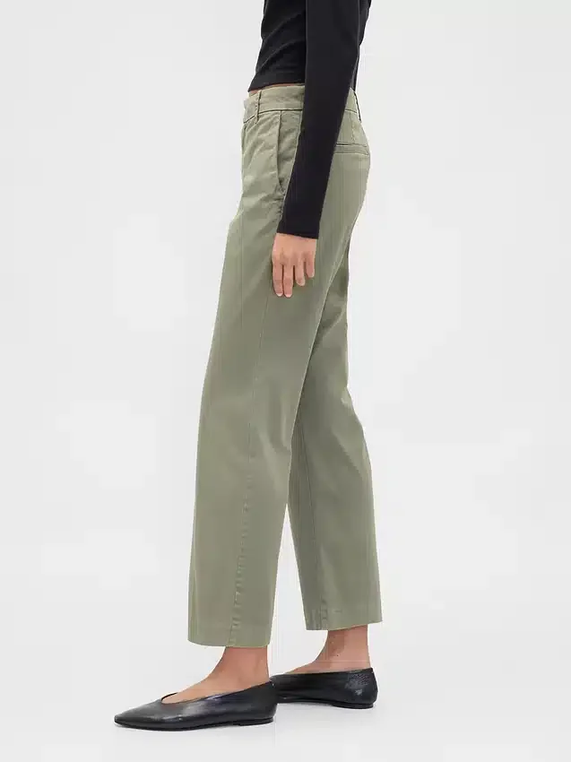 Pantaloni kaki a vita media