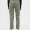 Pantaloni kaki a vita media