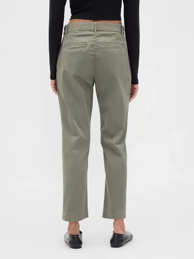 Pantaloni kaki a vita media