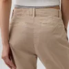Pantaloni kaki a vita media