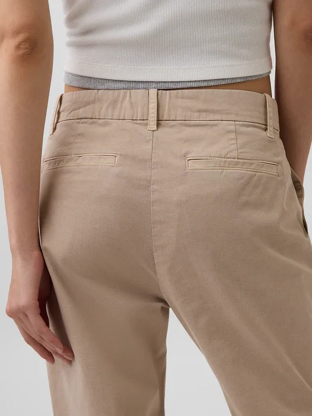 Pantaloni kaki a vita media