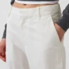 Pantaloni kaki a vita media