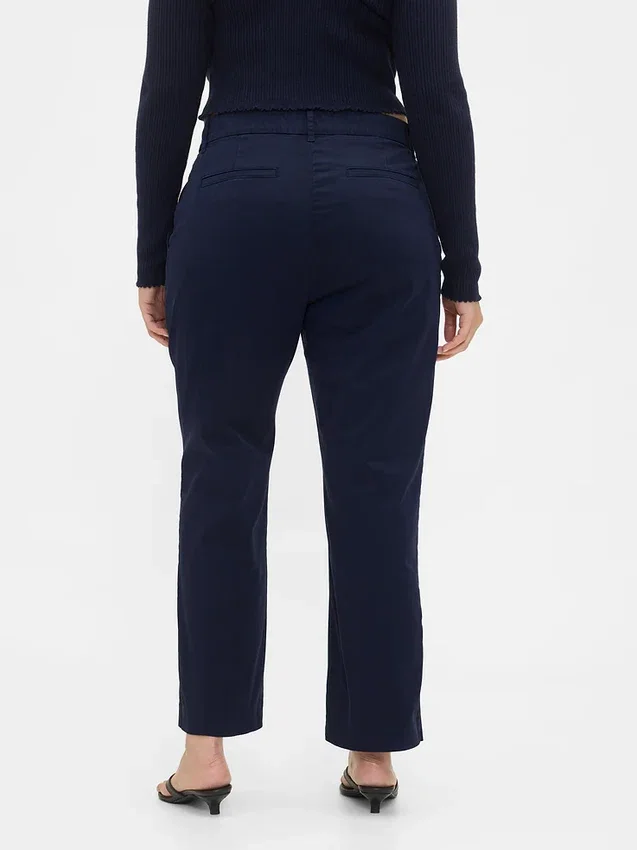 Pantaloni kaki a vita media