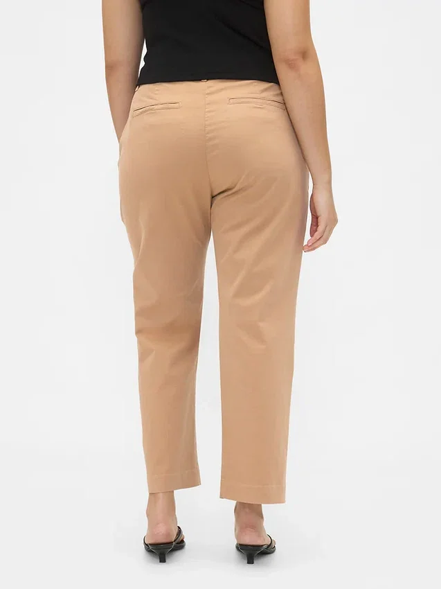 Pantaloni kaki a vita media