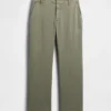 Pantaloni kaki a vita media