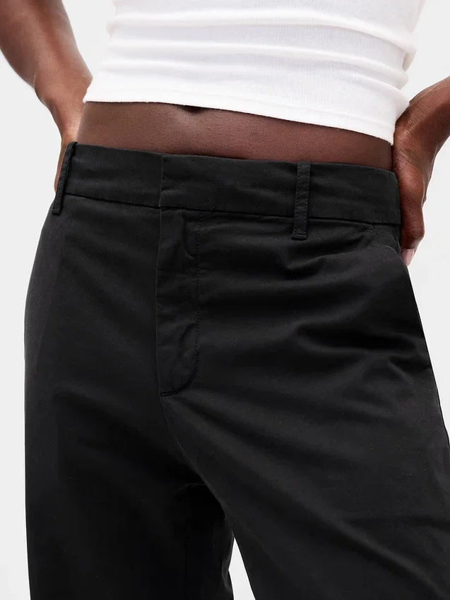Pantaloni kaki a vita media