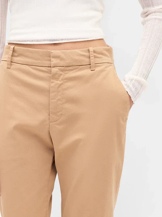 Pantaloni kaki a vita media