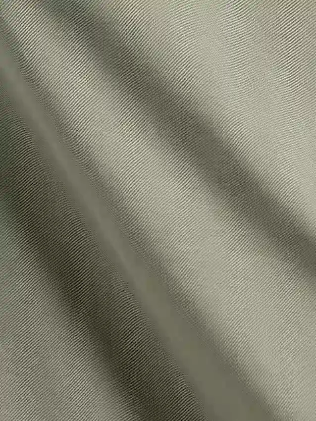 Pantaloni kaki a vita media