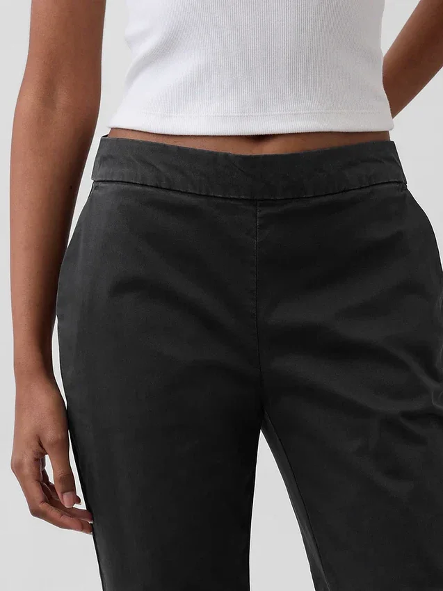 Pantaloni kaki a zampa d’elefante aderenti a vita bassa
