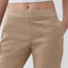 Pantaloni kaki a zampa d’elefante aderenti a vita bassa