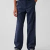 Pantaloni kaki da bambino dal taglio dritto e dalla vestibilità comoda, in stile "Modern Uniform"