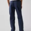 Pantaloni kaki da bambino dal taglio dritto e dalla vestibilità comoda, in stile "Modern Uniform"