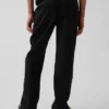 Pantaloni kaki da bambino dal taglio dritto e dalla vestibilità comoda, in stile "Modern Uniform"
