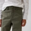 Pantaloni kaki da bambino dal taglio dritto e dalla vestibilità comoda, in stile "Modern Uniform"