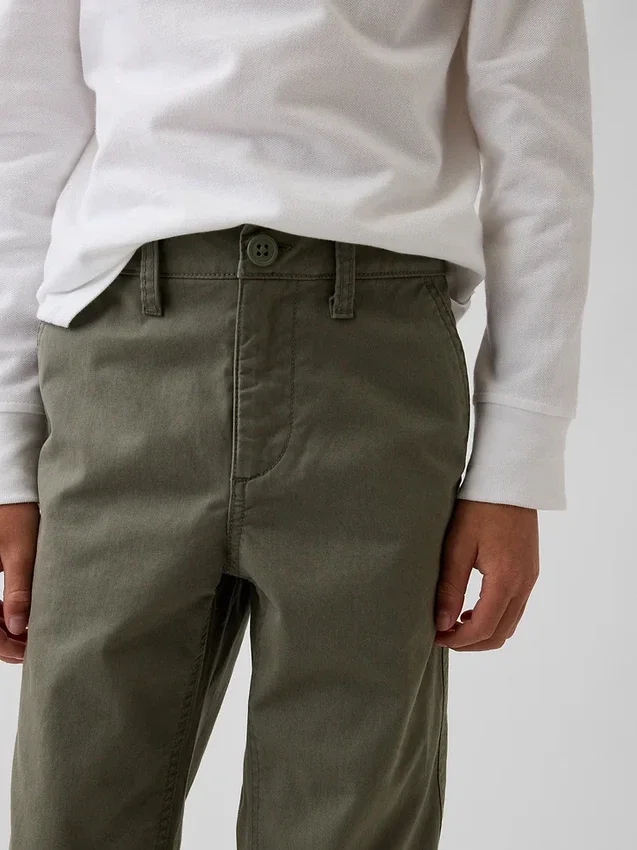 Pantaloni kaki da bambino dal taglio dritto e dalla vestibilità comoda, in stile "Modern Uniform"