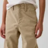 Pantaloni kaki da bambino dal taglio dritto e dalla vestibilità comoda, in stile "Modern Uniform"