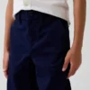 Pantaloni kaki da bambino dal taglio dritto e dalla vestibilità comoda, in stile "Modern Uniform"