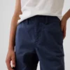 Pantaloni kaki da bambino dal taglio dritto e dalla vestibilità comoda, in stile "Modern Uniform"
