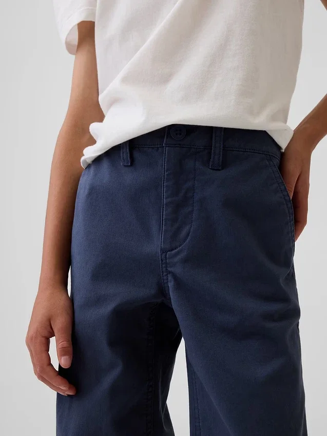 Pantaloni kaki da bambino dal taglio dritto e dalla vestibilità comoda, in stile "Modern Uniform"