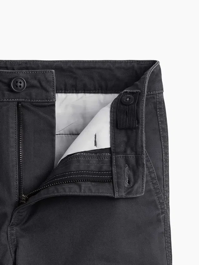 Pantaloni kaki da bambino dal taglio dritto e dalla vestibilità comoda, in stile "Modern Uniform"