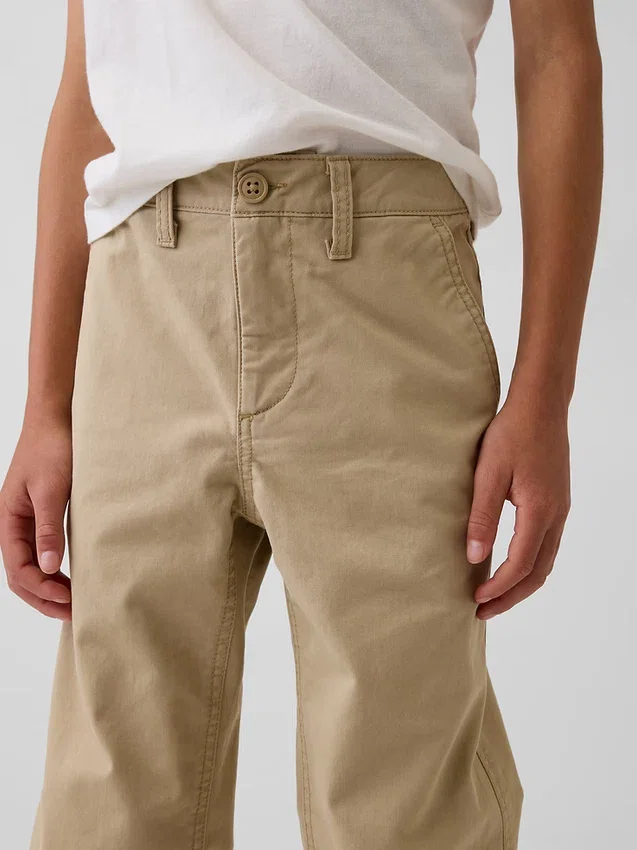 Pantaloni kaki da bambino dal taglio dritto e dalla vestibilità comoda, in stile "Modern Uniform"