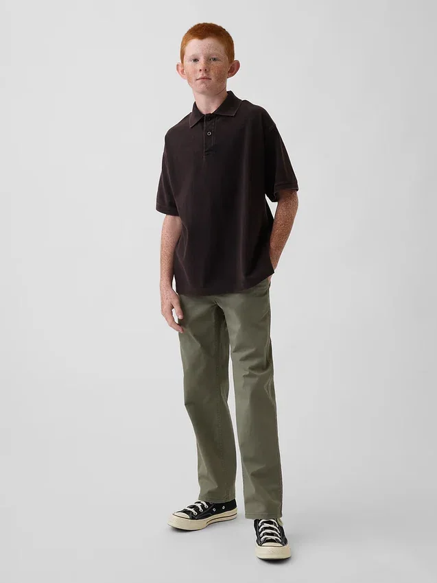 Pantaloni kaki da bambino dal taglio dritto e dalla vestibilità comoda, in stile "Modern Uniform"