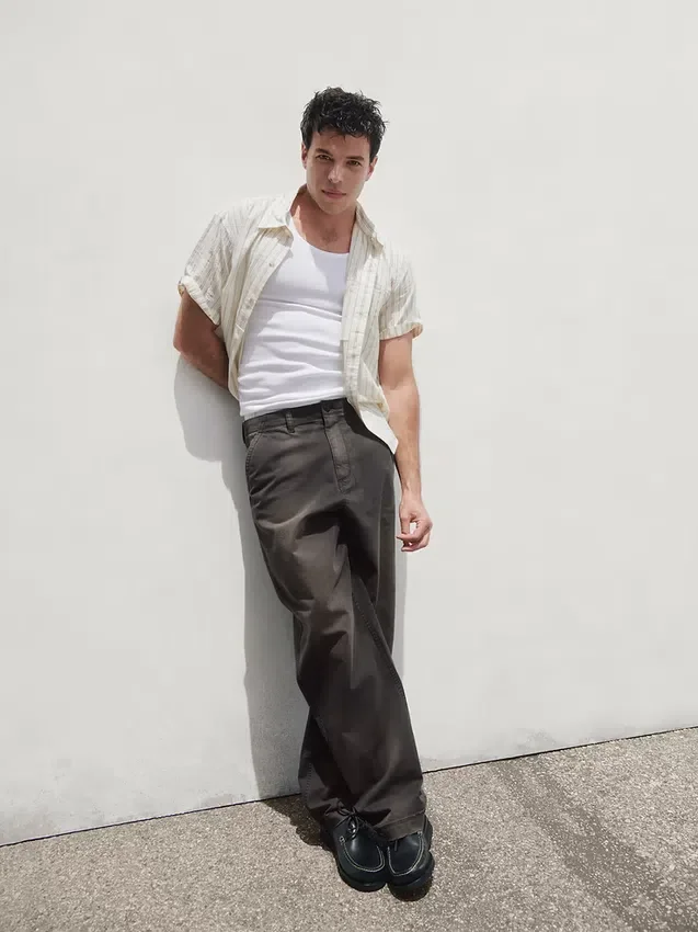 Pantaloni kaki larghi