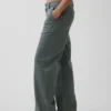 Pantaloni kaki larghi a vita bassa in stile anni '90