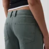 Pantaloni kaki larghi a vita bassa in stile anni '90