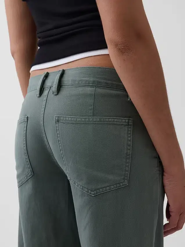 Pantaloni kaki larghi a vita bassa in stile anni '90