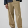 Pantaloni kaki larghi dal taglio moderno