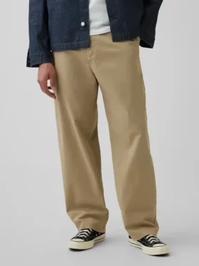 Pantaloni kaki larghi dal taglio moderno