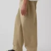 Pantaloni kaki larghi dal taglio moderno