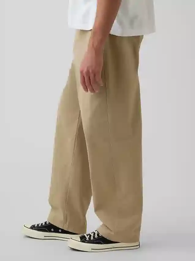 Pantaloni kaki larghi dal taglio moderno