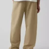 Pantaloni kaki larghi dal taglio moderno