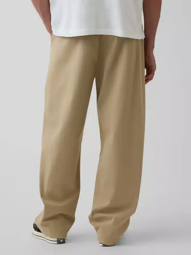 Pantaloni kaki larghi dal taglio moderno