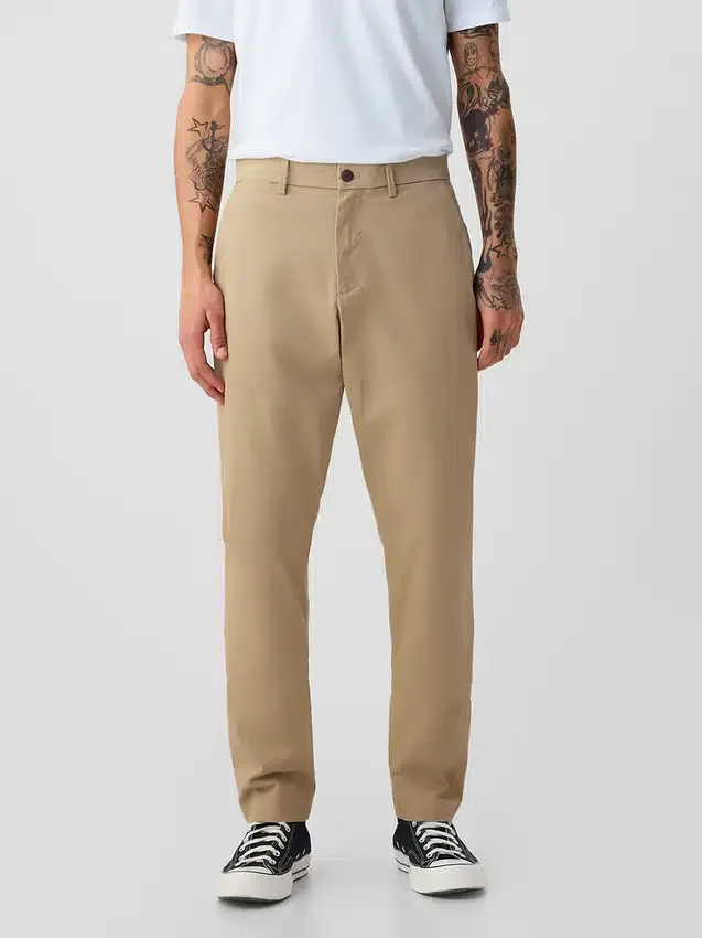Pantaloni kaki moderni a gamba affusolata