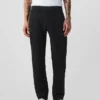 Pantaloni kaki moderni a gamba affusolata