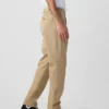 Pantaloni kaki moderni a gamba affusolata