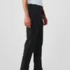 Pantaloni kaki moderni a gamba affusolata