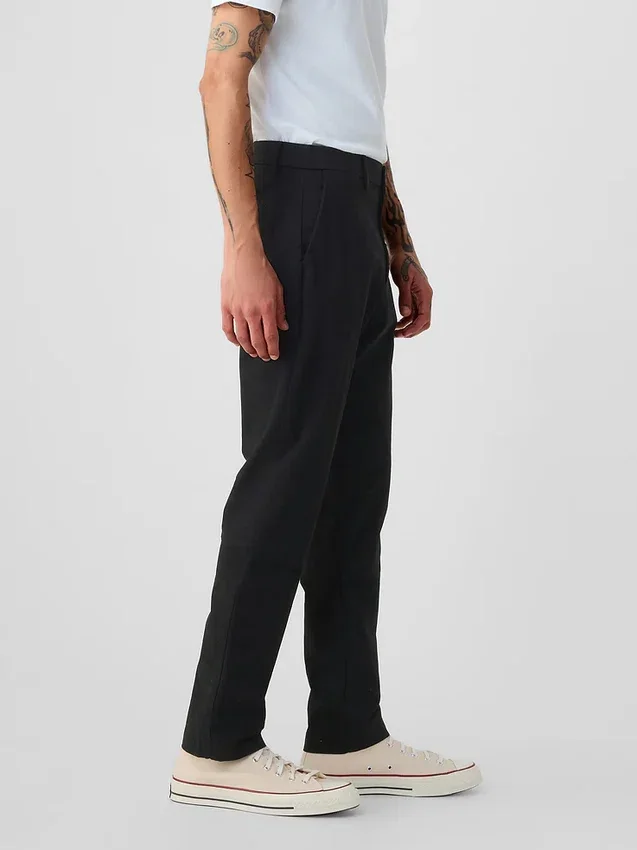 Pantaloni kaki moderni a gamba affusolata