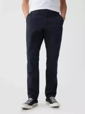 Pantaloni kaki moderni a gamba affusolata