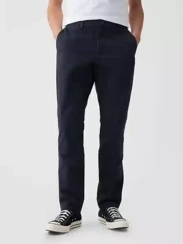 Pantaloni kaki moderni a gamba affusolata