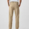 Pantaloni kaki moderni a gamba affusolata