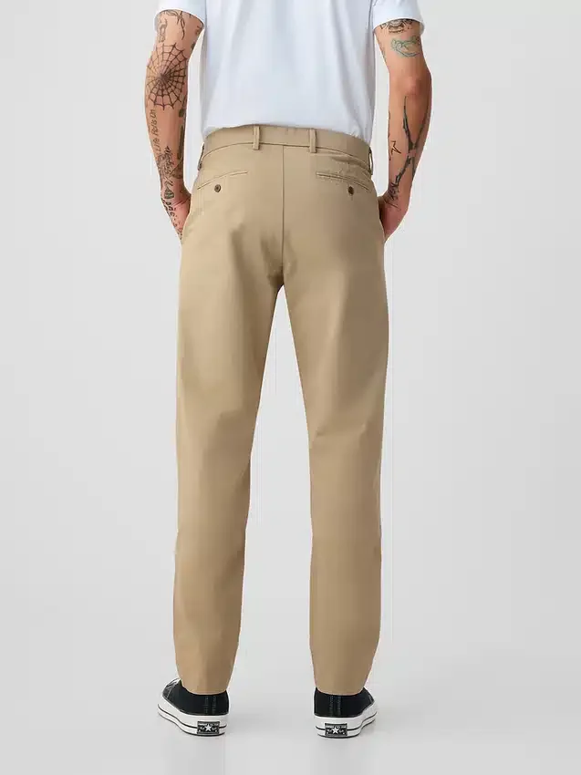 Pantaloni kaki moderni a gamba affusolata
